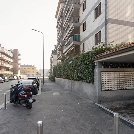 Guesthost - Comfy X4 Comasina M3 * Milano